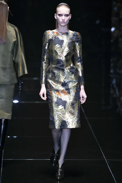 Look 16